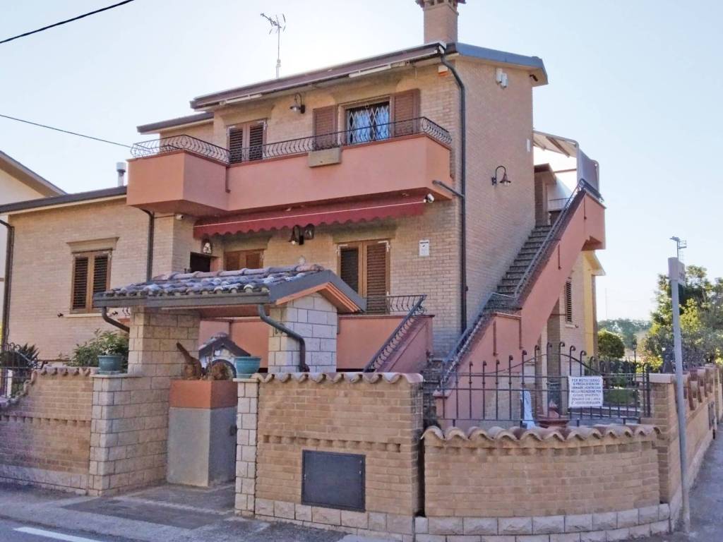 casa indipendente in vendita a Fano in zona Roncosambaccio