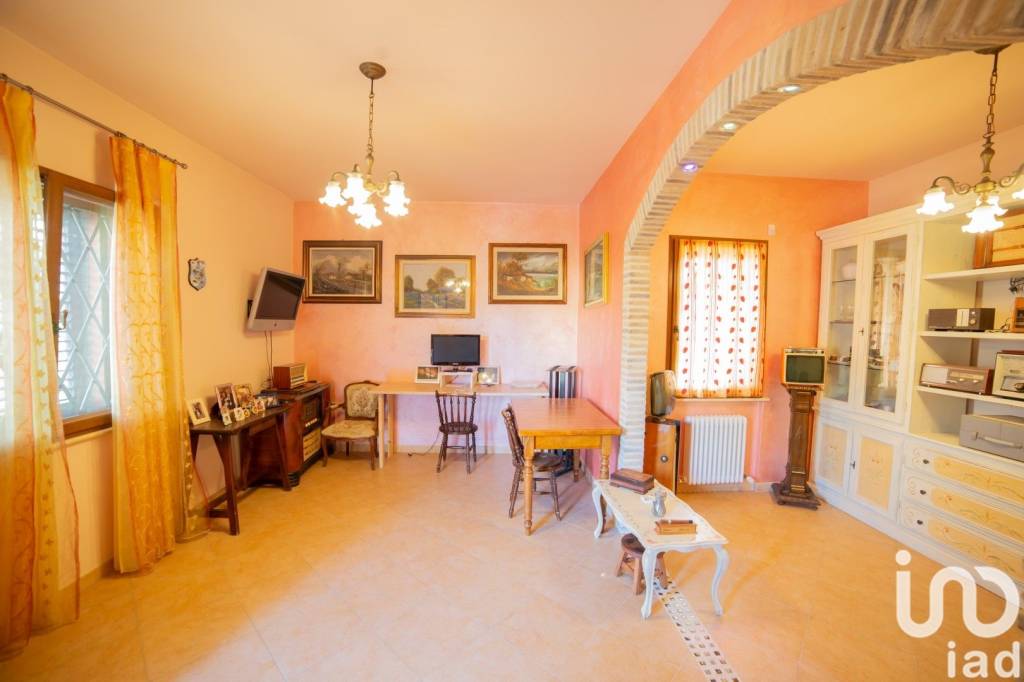 casa indipendente in vendita a Fano in zona Roncosambaccio