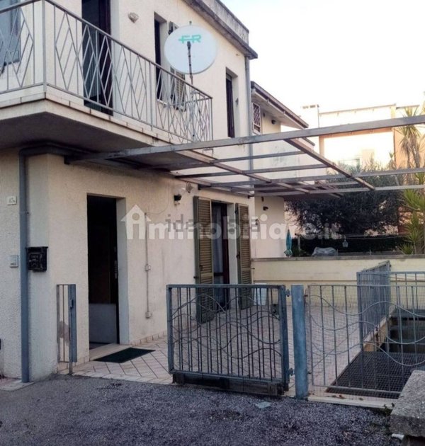 casa indipendente in vendita a Fano