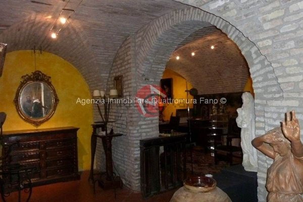 locale commerciale in vendita a Fano