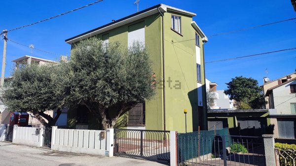 casa indipendente in vendita a Fano