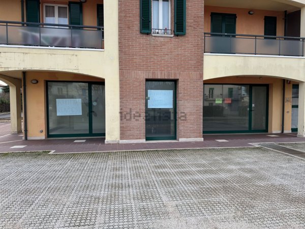 locale commerciale in vendita a Fano