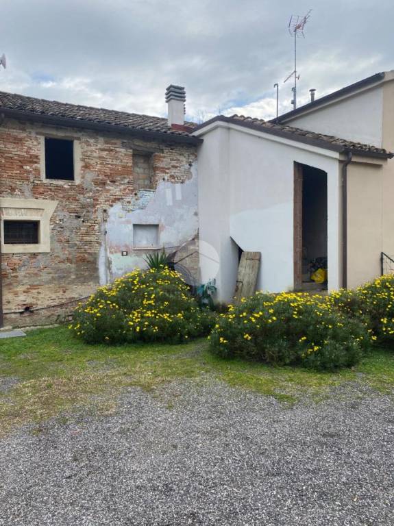 casa indipendente in vendita a Fano in zona Carignano Terme