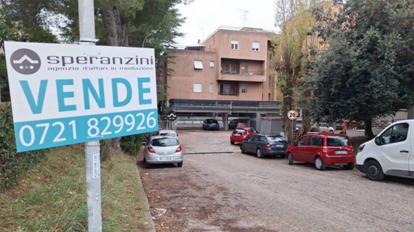 locale di sgombero in vendita a Fano