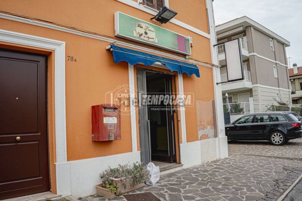 locale commerciale in vendita a Fano