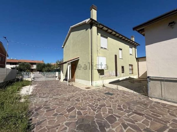 casa indipendente in vendita a Fano