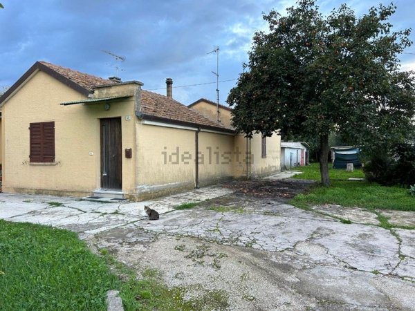 casa indipendente in vendita a Fano in zona Tombaccia