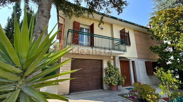 casa indipendente in vendita a Fano