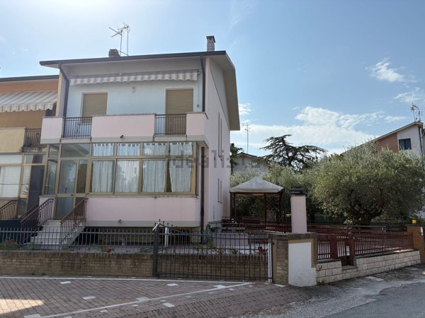 casa indipendente in vendita a Fano in zona Rosciano