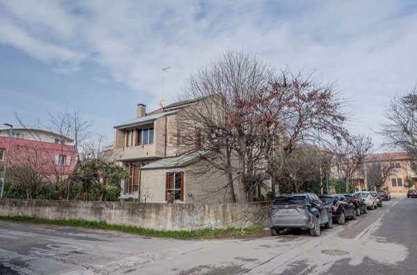 casa indipendente in vendita a Fano