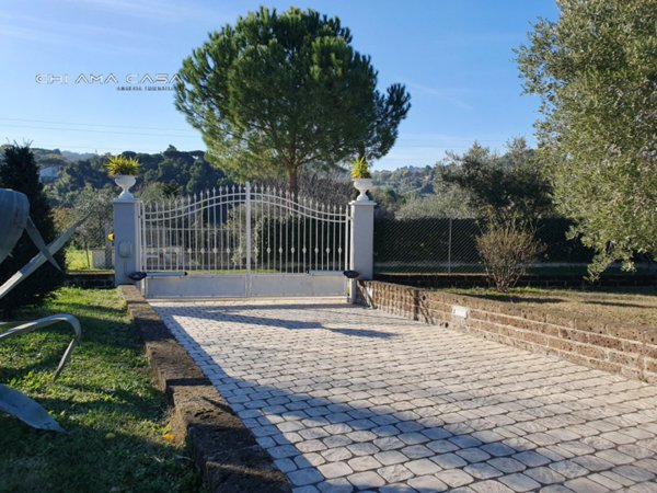 casa indipendente in vendita a Fano in zona Roncosambaccio
