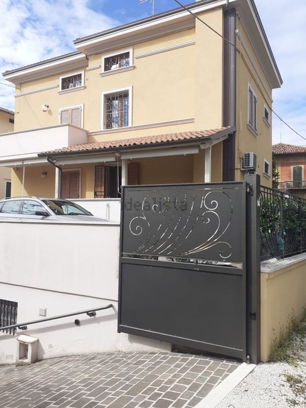 casa indipendente in vendita a Fano