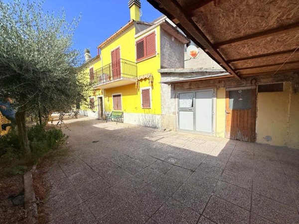 casa indipendente in vendita a Fano in zona Carrara