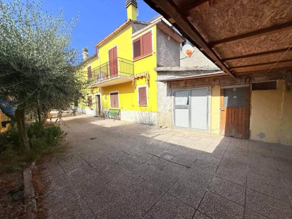 casa indipendente in vendita a Fano in zona Carrara