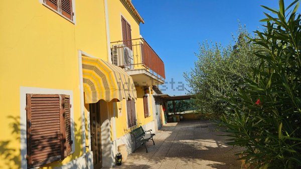 casa indipendente in vendita a Fano in zona Carrara
