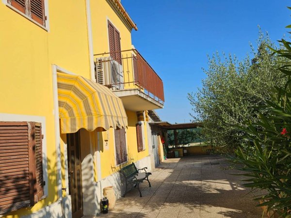 casa indipendente in vendita a Fano in zona Carrara