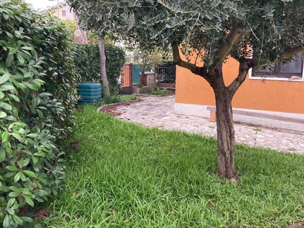 casa indipendente in vendita a Fano