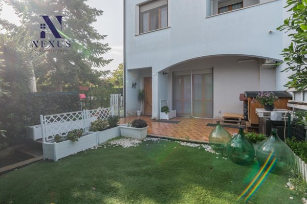 casa indipendente in vendita a Fano in zona Fenile