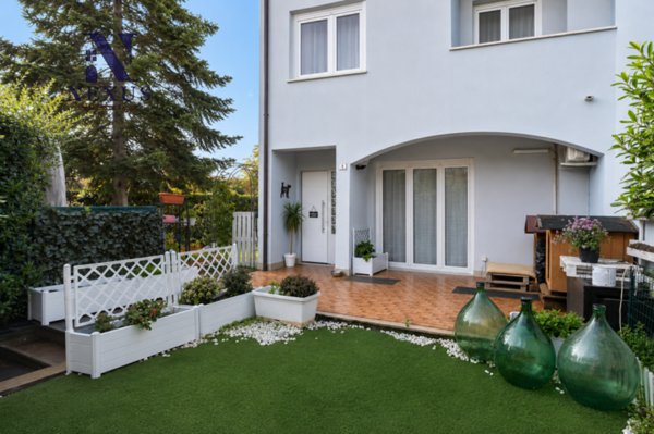 casa indipendente in vendita a Fano in zona Fenile