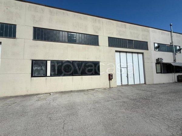 locale commerciale in vendita a Fano in zona Bellocchi