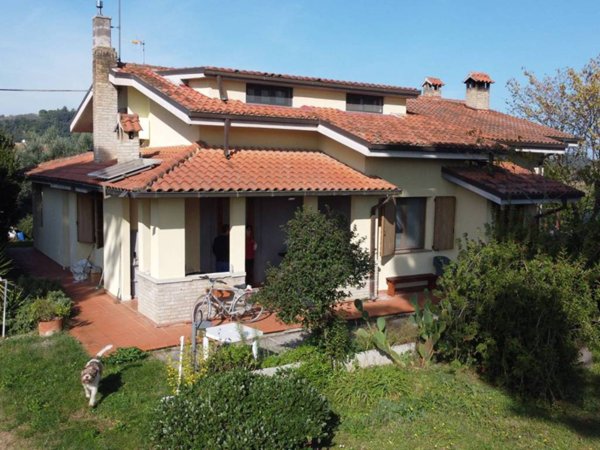 casa indipendente in vendita a Fano
