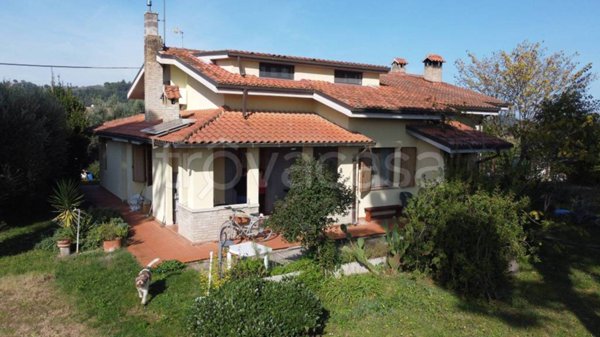 casa indipendente in vendita a Fano