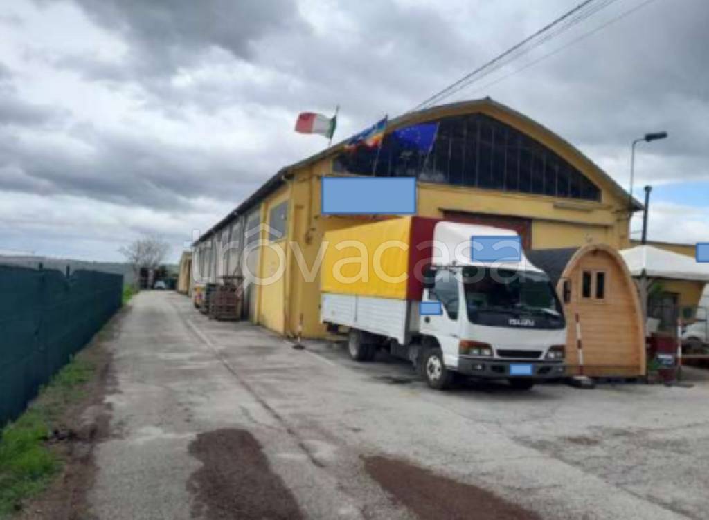 locale commerciale in vendita a Fano in zona Falcineto