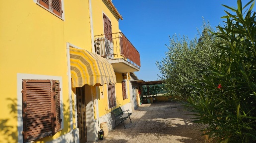 casa indipendente in vendita a Fano in zona Carrara