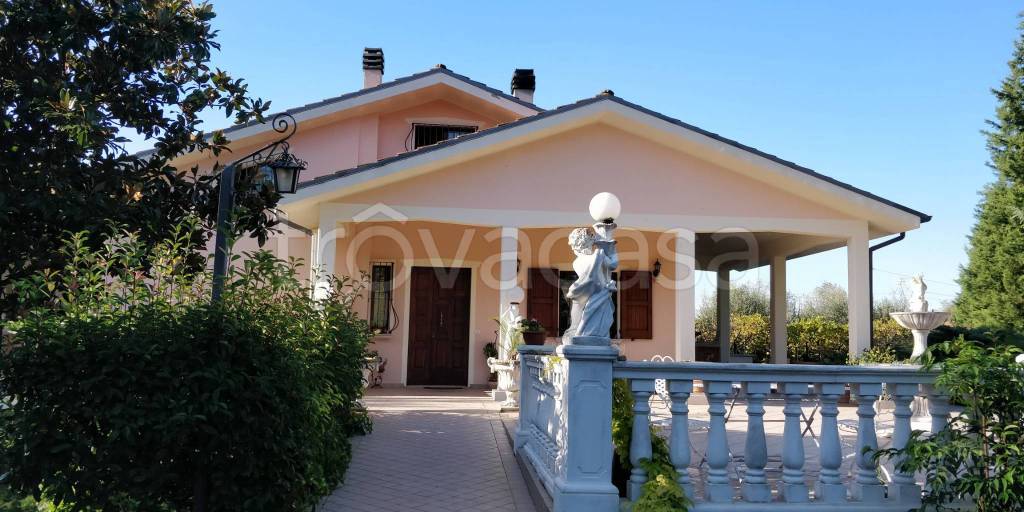 casa indipendente in vendita a Fano in zona Carrara