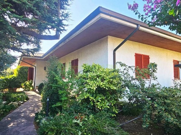 casa indipendente in vendita a Fano