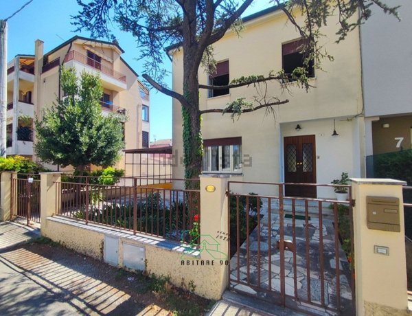 casa indipendente in vendita a Fano