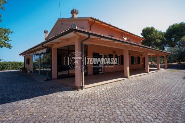 casa indipendente in vendita a Fano in zona Caminate