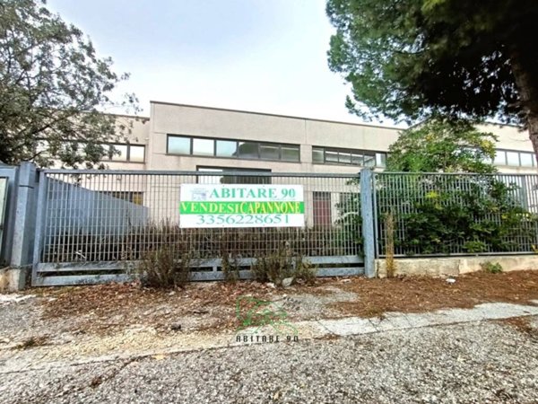 locale commerciale in vendita a Fano