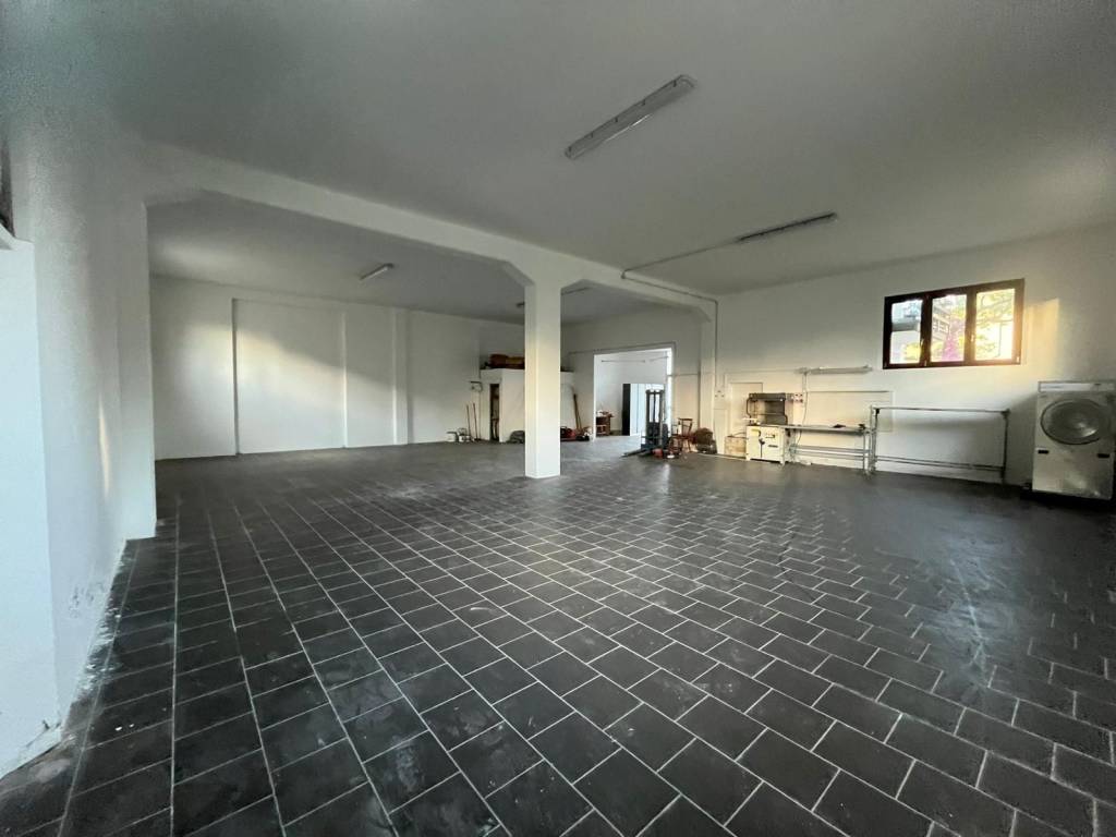 negozio in vendita a Fano in zona Rosciano