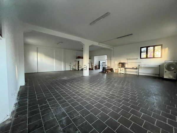 locale commerciale in vendita a Fano