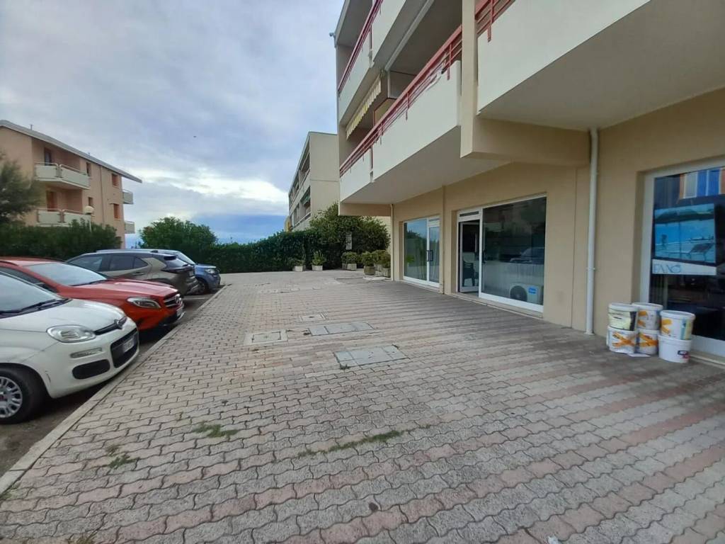 negozio in vendita a Fano in zona Torrette