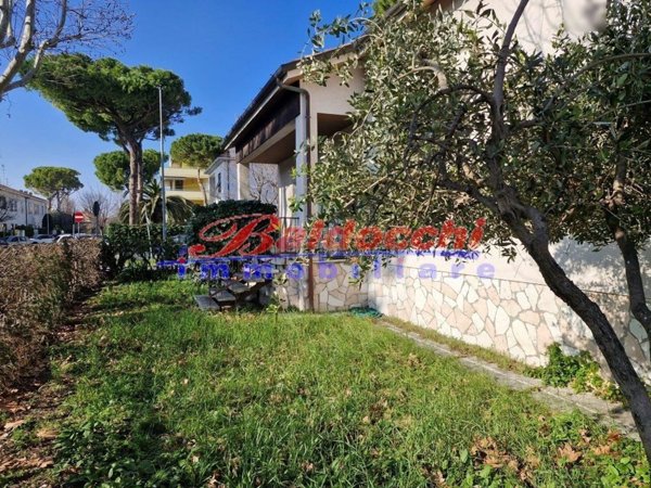 casa indipendente in vendita a Fano