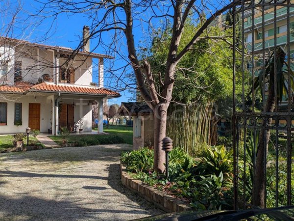casa indipendente in vendita a Fano