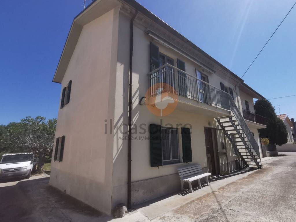 casa indipendente in vendita a Fano in zona Centinarola