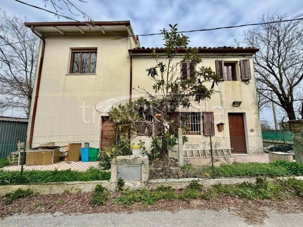 casa indipendente in vendita a Fano in zona Cuccurano