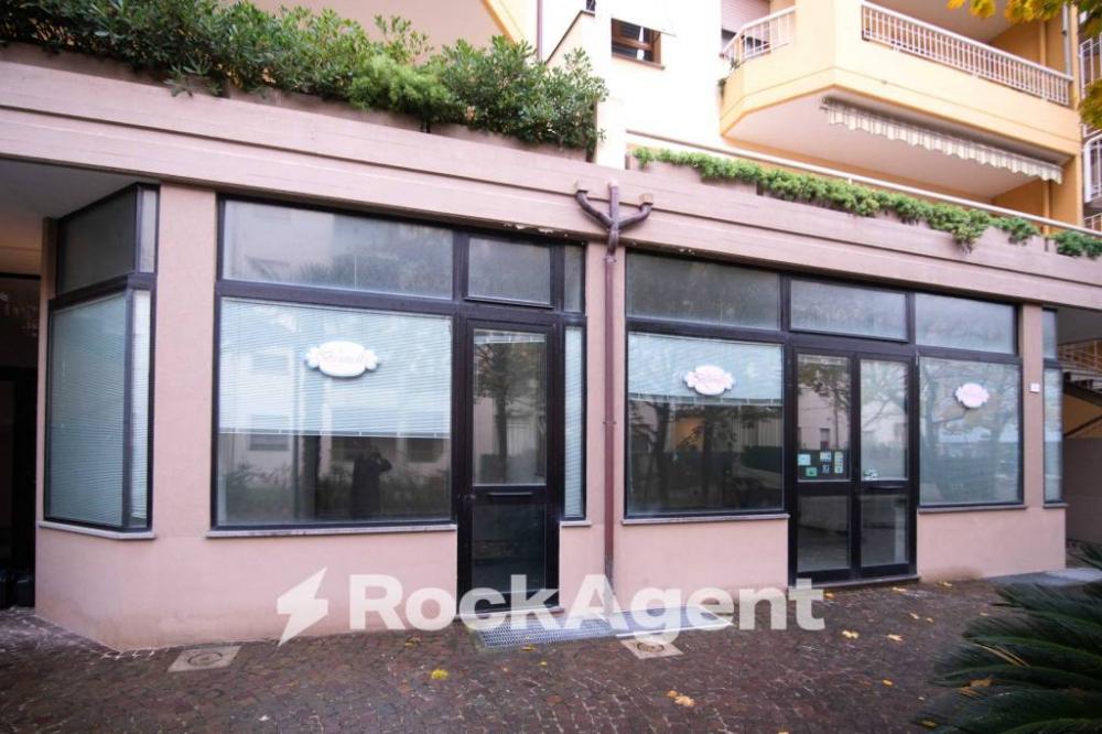 negozio in vendita a Fano in zona Centinarola