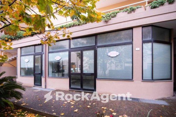 negozio in vendita a Fano in zona Centinarola