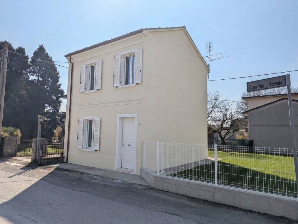 casa indipendente in vendita a Fano in zona Cuccurano