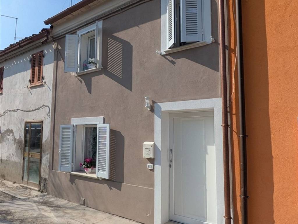 casa indipendente in vendita a Fano in zona Centinarola