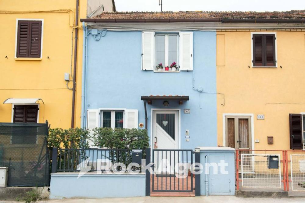 casa indipendente in vendita a Fano in zona Carrara