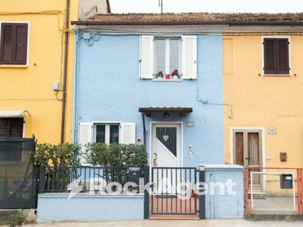 casa indipendente in vendita a Fano in zona Carrara