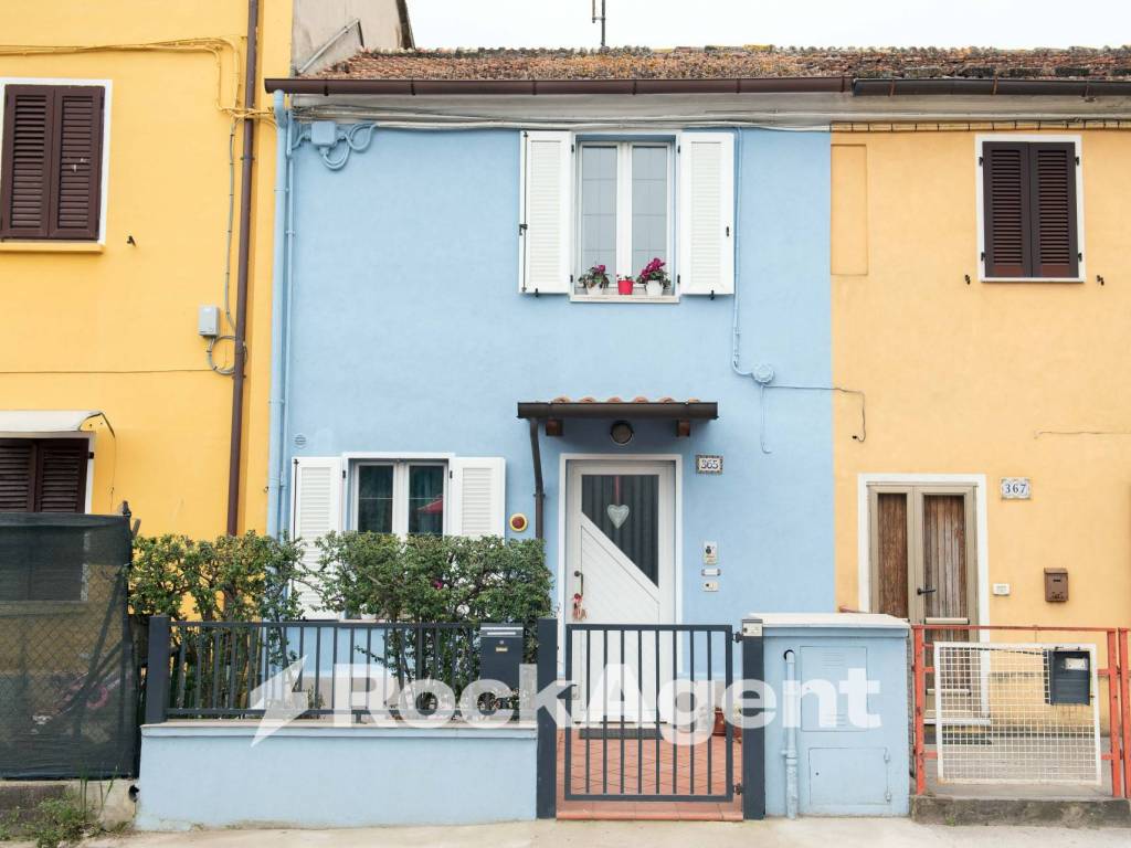 casa indipendente in vendita a Fano in zona Carrara