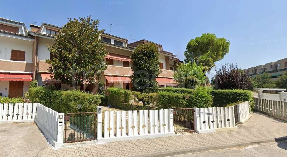 casa indipendente in vendita a Fano