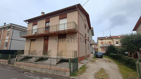 casa indipendente in vendita a Fano in zona Centinarola
