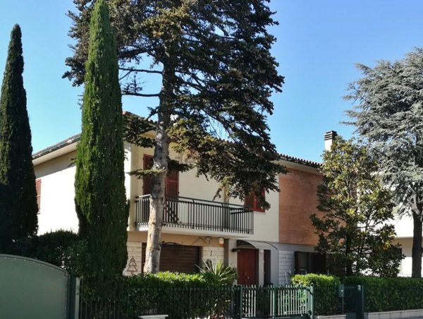 casa indipendente in vendita a Fano